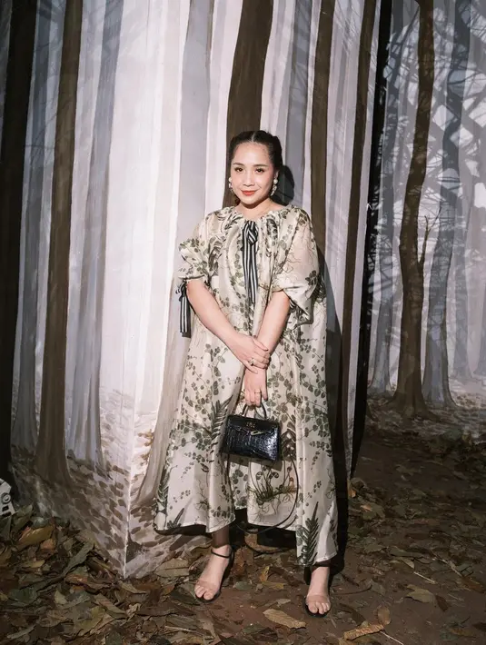 Aquarius yang cenderung tampil feminin diwakilkan oleh Nagita Slavina. Dress jadi andalan Nagita Slavina [@raffinagita1717]