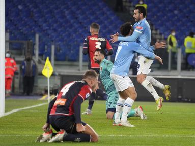 Penyerang Lazio Pedro beselebrasi dengan Felipe Anderson setelah mencetak gol ke gawang Genoa pada giornata ke-18 Liga Italia di Stadion Olimpico, Sabtu (18/12/2021) dini hari WIB. Lazio menang 3-1 atas tamunya Genoa. (AP Photo/Gregorio Borgia)