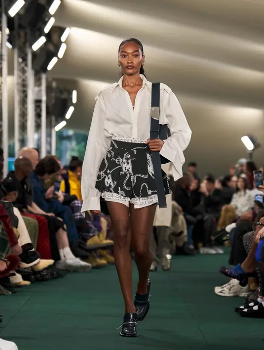 Koleksi ini memperluas dunia Burberry Lee ke tingkat yang lebih tinggi, membawa visi unik ke dalam rumah yang berjiwa muda, kontemporer, dan luhur. [Dok/Burberry]