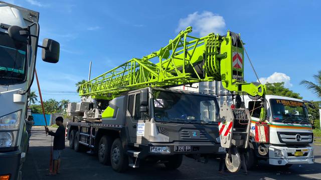 Mesin jahit rumput atau pitch stitching tiba di Bali untuk Piala Dunia U-20 2023.