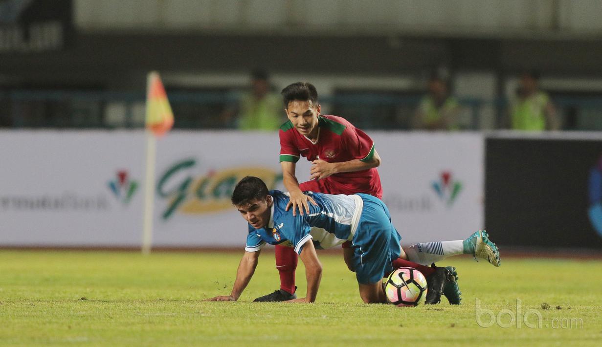 Pemain Timnas Indonesia U-19, Muhammad Iqbal (kanan) berebut bola dengan pemain Espanyol B pada laga persahabatan di Stadion GBLA, Bandung, (15/7/2017). Timnas U-19 kalah 2-4. (Bola.com/Nicklas Hanoatubun)