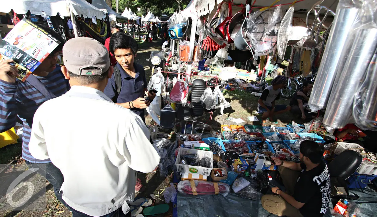 Pengunjung berkeliling di sekitar event Otobursa Tumplek Blek 2016 di Jakarta, (28/5). Pameran otomotif outdoor terbesar di Asia Tenggara yang mengusung tema 'Otomotif Delight' tersebut berlangsung pada 28-29 Mei 2016. (Liputan6.com/Immanuel Antonius)