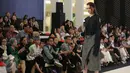 Model berpose diatas panggung saat memperagakan busana rancangan MADE IND X TANGAN dalam pagelaran Senayan City Fashion Nation ke-11, Jakarta, Senin (10/4). (Liputan6.com/Faizal Fanani)