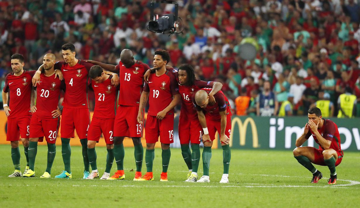 Ronaldo duduk dengan penuh harap saat penalti melawan Polandia pada perempat final Piala Eropa 2016 di Stade Velodrome, Marseille, Jumat (30/6/2016) dini hari WIB.  (REUTERS/Kai Pfaffenbach)