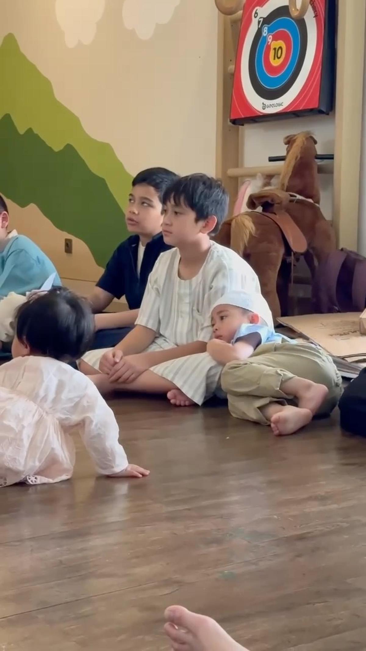 Gemes Banget, Ini Momen Rafathar Ikut Pesantren Kilat Sambil Momong Rayyanza dan Lily