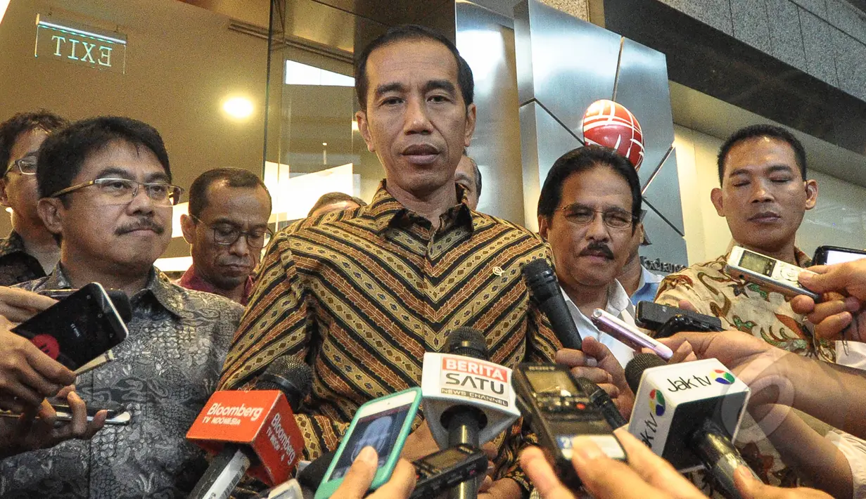 Presiden Joko Widodo (Jokowi) memberikan keterangan pers saat mengunjungi Bursa Efek Indonesia (BEI), Jakarta, Selasa (7/4/2015). Kunjungan presiden tersebut untuk melihat perkembangan pasar modal Indonesia. (Liputan6.com/Faizal Fanani)
