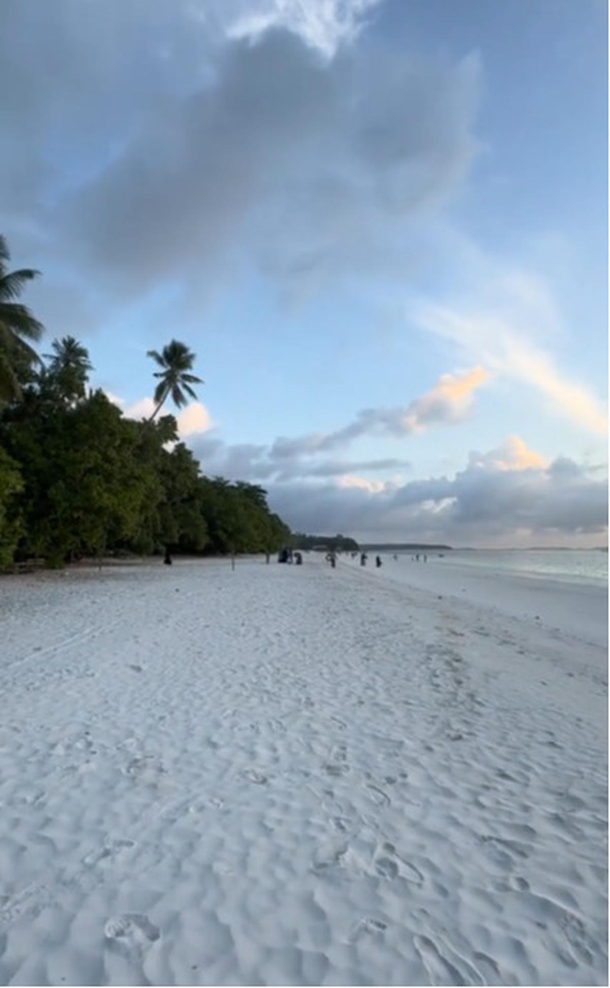 Dibuat Takjub, Momen Pria yang Perlihatkan Pantai dengan Pasir Terhalus di Dunia Ini Curi Perhatian