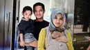 Mengajarkan anak taat beribadah memang tugas penting bagi setiap orang tua, terlebih soal berpuasa di bulan Ramadan. Namun Dude Harlino dan Alyssa Soebandono mengaku belum menyuruh anak-anaknya berpuasa. (Instagram/dude2harlino)