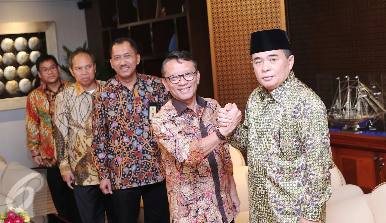 Ketua DPR Ade Komarudin (kanan) berjabat tangan dengan Dirjen Pajak Ken Dwijugiasteadi saat penyerahan SPT online melalui e - Filing di Jakarta (28/3). Ade Komarudin mendukung program yang dilakukan oleh kantor pajak tersebut. (Liputan6.com/Angga Yuniar)