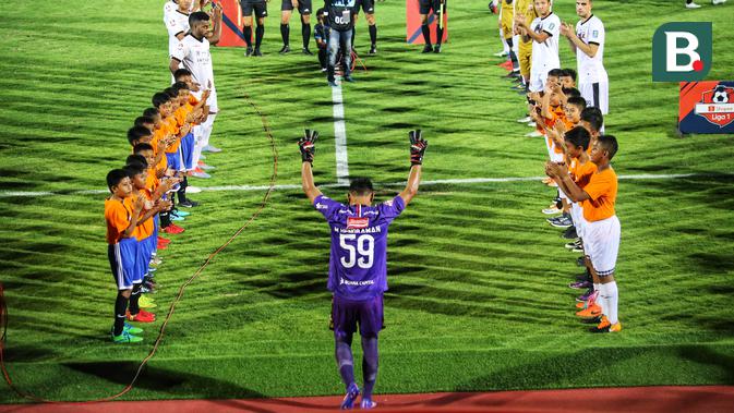 Penjaga Gawang Bali United, Wawan Hendrawan, saat mendapat Guard of Honor dari pemain Madura United di pekan ke-3 Liga 1 2019 di Stadion Kapten I Wayan Dipta. (Bola.com/Maheswara Putra)