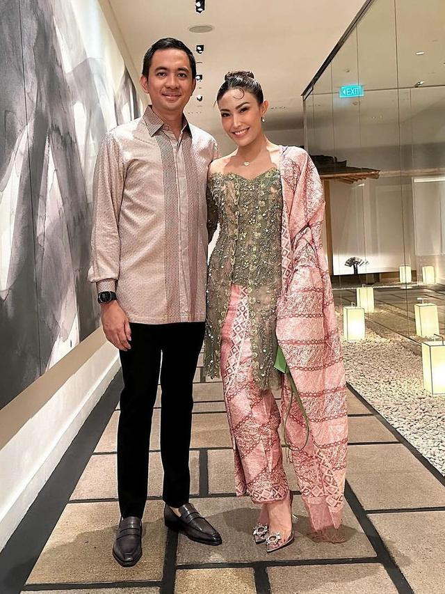 Ayu dewi kenakan kebaya hijau dan bawahan songket warna pink kebaya couple