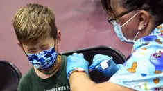 Wren Nagata (7) dari Pasadena meringis saat disuntik vaksin COVID-19 pada acara vaksinasi anak 5 - 11 tahun di Eugene A. Obregon Park, Los Angeles, Rabu (3/11/2021). Ini menjadi langkah perdana vaksinasi Covid-19 bagi anak kecil di Amerika Serikat (Keith Birmingham/The Orange County Register via AP)