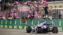 Kru pebalap Racing Point, Sergio Perez merayakan kemenangan timnya saat menjuarai Formula 1 GP Sakhir 2020 yang berlangsung di Bahrain International Circuit, Sakhir, 6 Desember 2020. (AFP/Pool/Hamad I Mohammed)