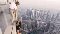 Demi Foto Keren, Gadis Menjuntai di Ketinggian Menara Cayan 