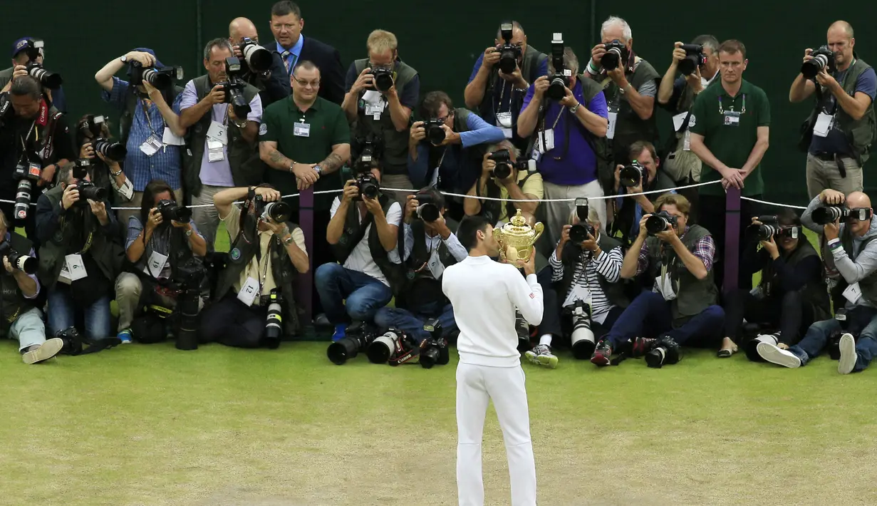 Selang satu tahun berikutnya pada 2015 Novak Djokovic lagi-lagi keluar sebagai juara Wimbledon. Ia kembali berhasil menumbangkan Roger Federer 7-6(1) 6-7(10) 6-4 6-3. (AFP/Jonthan Brady)