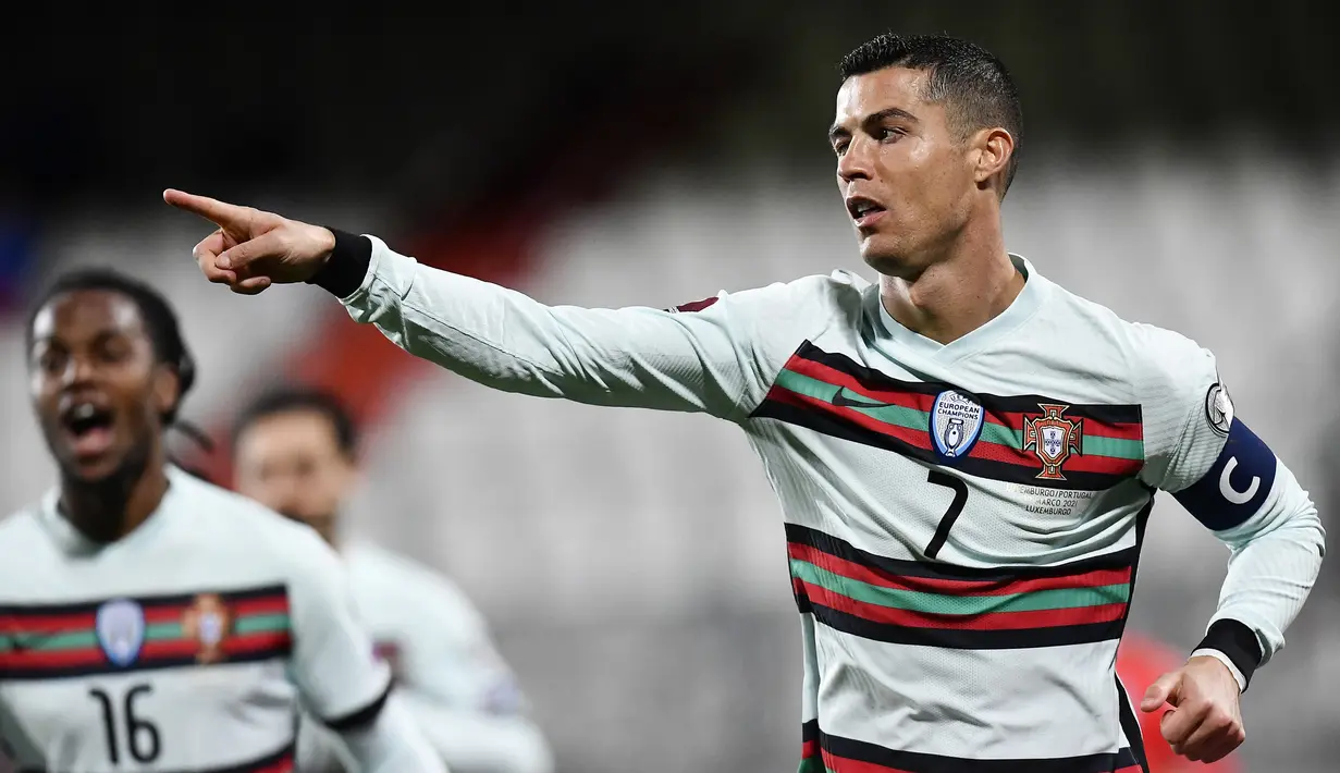 Cristiano Ronaldo. Dengan koleksi 11 gol di fase kualifikasi, striker Portugal ini membawa misi untuk mempertahankan trofi Piala Eropa yang direbut dalam edisi sebelumnya. Total 11 golnya di antaranya diraih saat mencetak quattrick dalam kemenangan 5-1 atas Lithuania. (AFP/John Thys)
