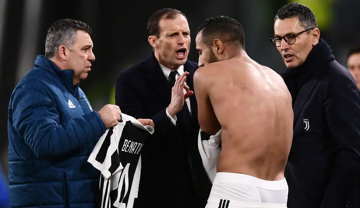 Bek Juventus, Mehdi Benatia mengganti jerseynya yang robek setelah ditarik oleh pemain Atalanta Marten de Roon dalam laga lanjutan Serie A Italia pekan ke-28 di Allianz Stadium, Kamis (15/3). Juventus menang 2-0 atas Atalanta. (MARCO BERTORELLO/AFP)