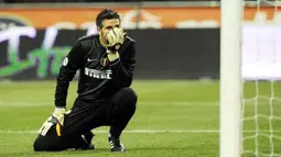 Kekecewaan kiper Inter Milan, Francesco Toldo seusai gawangnya kebobolan oleh gol Diego di laga perempat final Coppa Italia melawan Jubentus di San Siro Stadium, 28 Januari 2010. AFP PHOTO / GIUSEPPE CACACE 