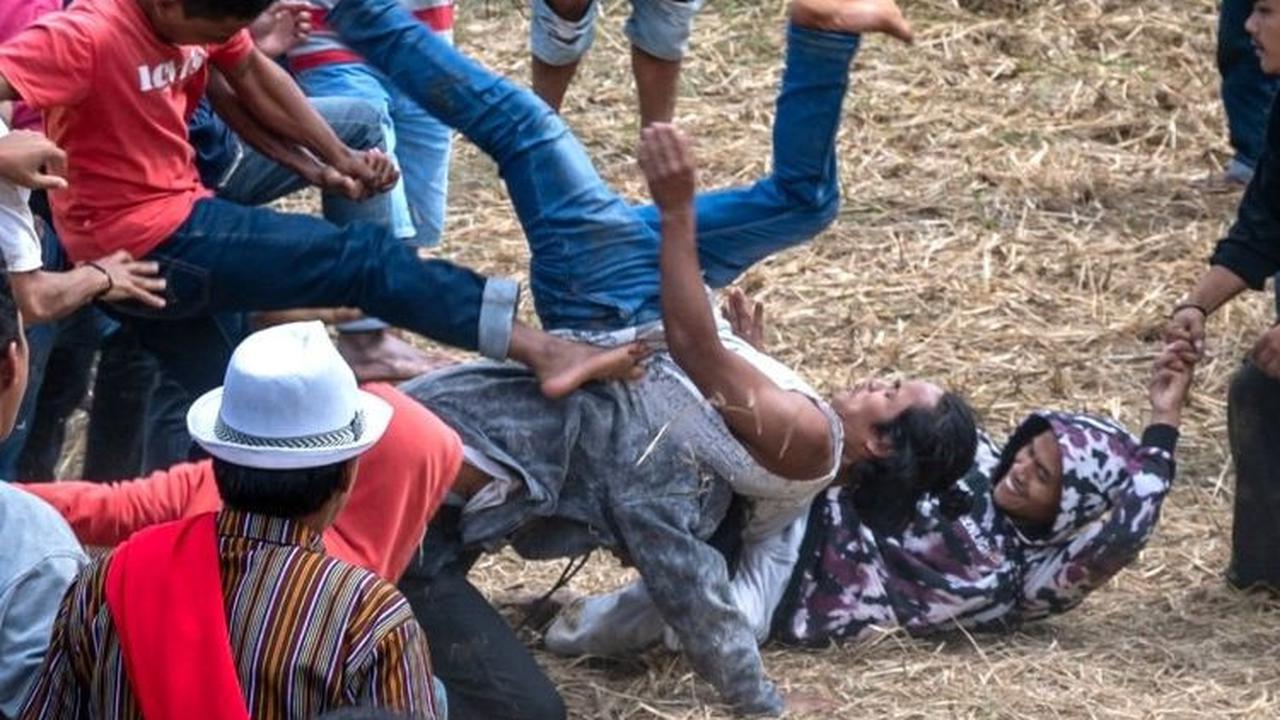 Meskipun terlihat brutal layaknya tawuran, para pemain Sisemba tidak ada rasa dendam di hati. Bukan soal menang atau kalah, tetapi saling menerima dan memupuk kebersamaan yang menjadi kunci permainan ini. Foto: Hariandi Hafid / AFP