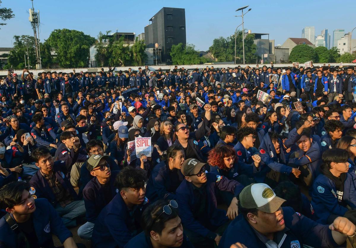 FOTO: Ratusan Mahasiswa Gelar Aksi di DPR Soroti Kebijakan Pemerintah