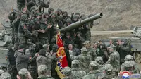 Kim Jong Un memantau latihan militer pasukan Korea Utara dengan tank baru. (KCNA via AP)