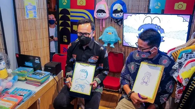 Menteri Pariwisata dan Ekonomi Kreatif (Menparekraf) Sandiaga Uno mengunjungi pameran di Apresiasi Kreasi Indonesia (AKI) 2021 di Gedung Puri Begawan, Kota Bogor, Minggu (17/10/2021).