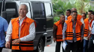 Terdakwa mantan Direktur Jenderal Perhubungan Laut (Dirjen Hubla) Kementerian Perhubungan Antonius Tonny Budiono (kiri) bersama para tersangka lainya saat tiba di gedung KPK, Jakarta, Senin (23/4). (Merdeka.com/Dwi Narwoko)