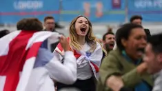 Suporter Inggris merayakan gol Inggris ke gawang Jerman saat menonton pertandingan putaran 16 besar Euro 2020 dari zona penggemar di Trafalgar Square, London, Inggris, Selasa (29/6/2021). Inggris menang 2-0. (AP Photo/Matt Dunham)