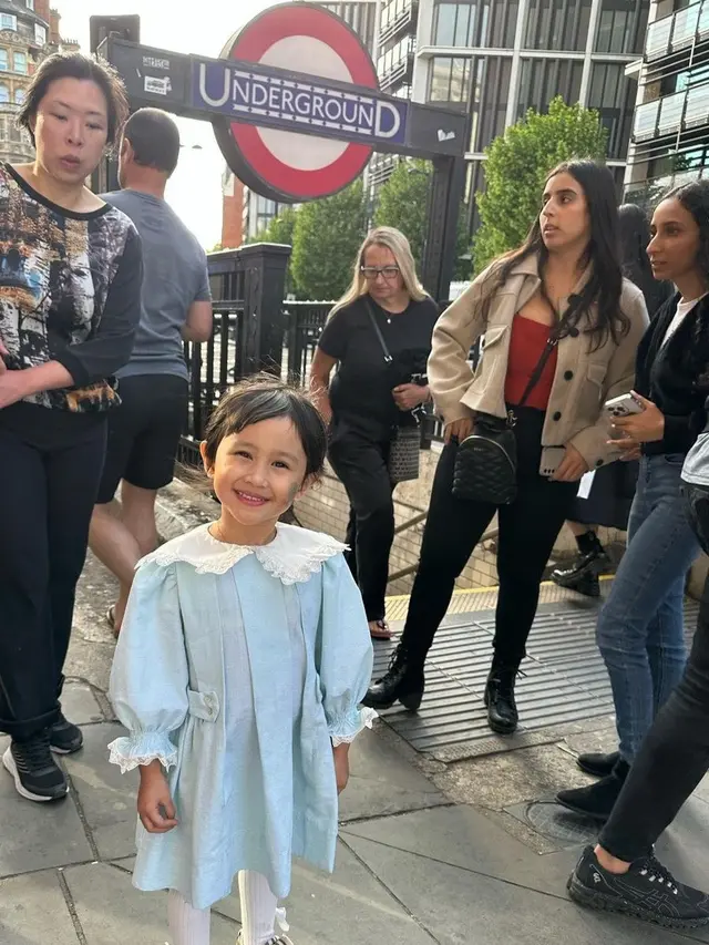 Potret Khalisa Anak Kartika Putri saat Liburan di London