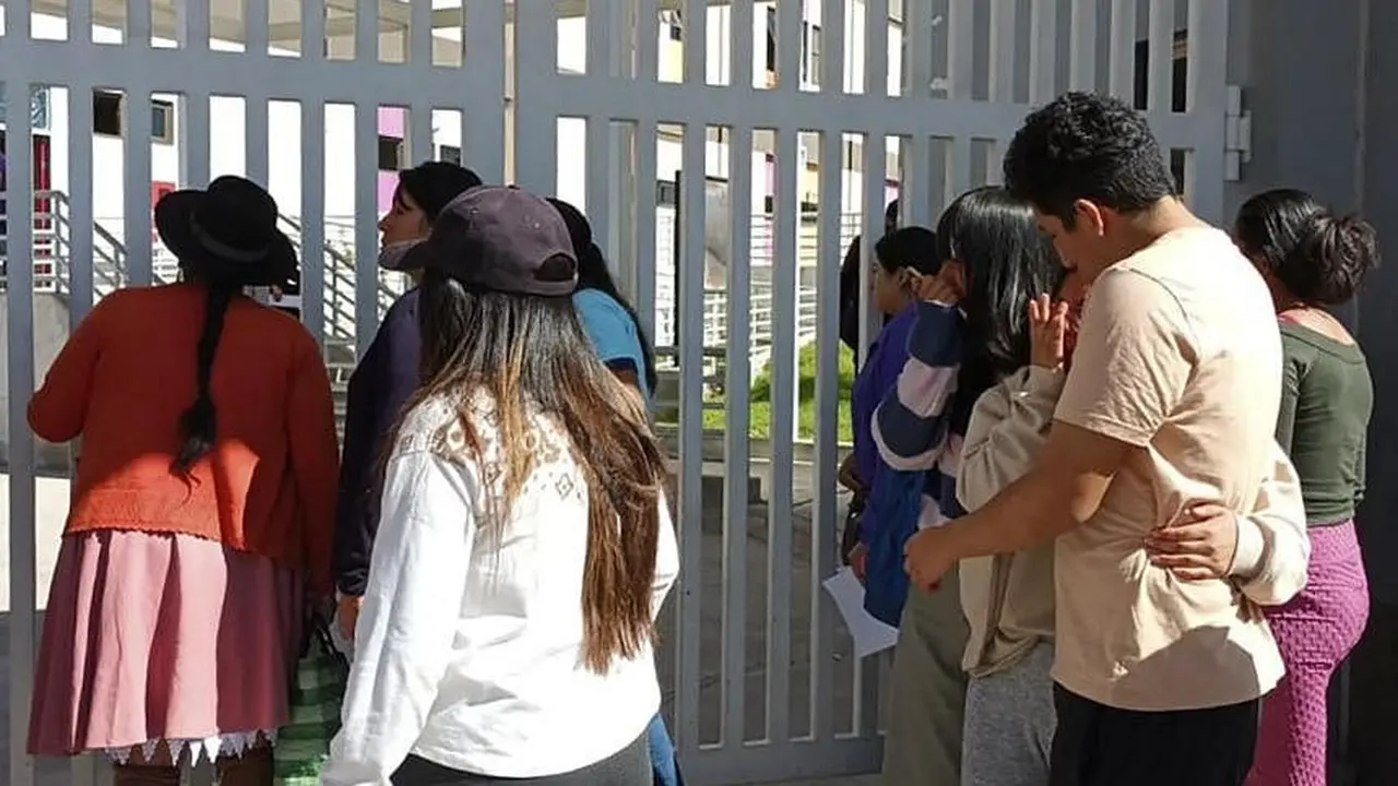 Kerabat korban kecelakaan bus menunggu kabar tentang orang yang mereka cintai di luar Rumah Sakit Mariscal, di Ayacucho, Peru, pada 16 Juli 2024. (AFP)