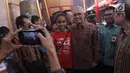 Wakil Presiden keenam RI Try Sutrisno berfoto bersama warga saat mengunjungi Vihara Dharma Bakti, Jakarta, Jumat (16/2). Kedatangan Try Sutrisno  bersama rombongan UKP PIP terkait perayaan Tahun Baru Imlek 2018. (Liputan6.com/Arya Manggala)