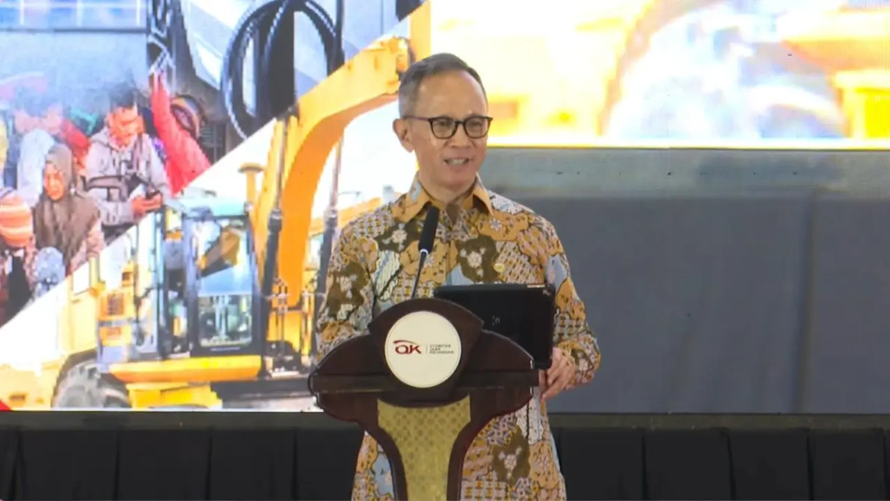 Ketua Dewan Komisioner OJK Mahendra Siregar meluncurkan peta jalan atau roadmap pengembangan dan penguatan perusahaan pembiayaan. (Arief/Liputan6.com)