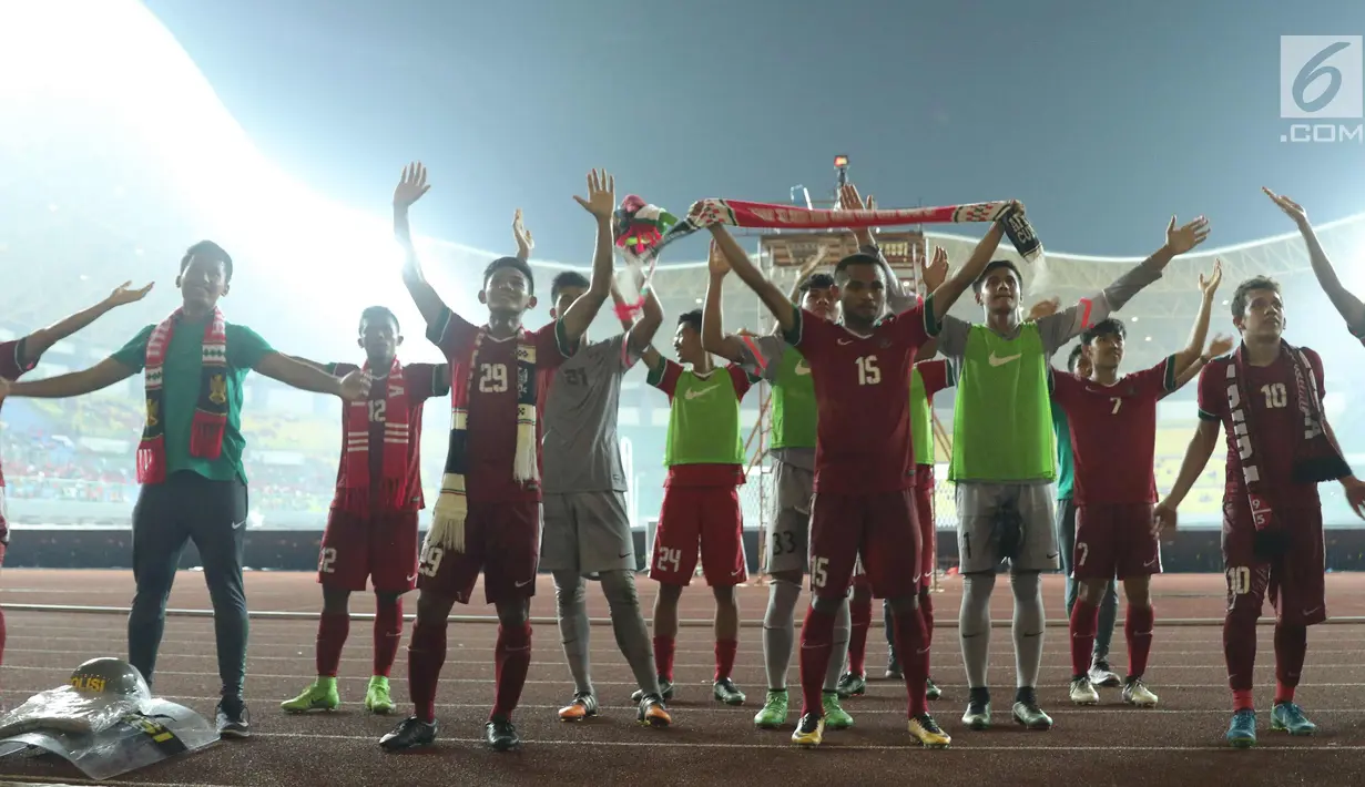 Pemain Timnas Indonesia U-19 merayakan kemenangan atas Kamboja U-19 pada laga persahabatan di Stadion Patriot Candrabhaga, Bekasi, Rabu (4/10). Indonesia U-19 unggul 2-0. (Liputan6.com/Helmi Fithriansyah)