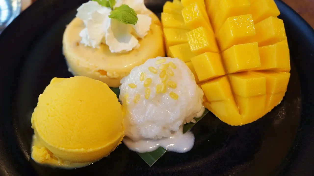 Mango Sticky Rice (https://thailandtourism.co/what-to-eat/mango-sticky-rice.html)