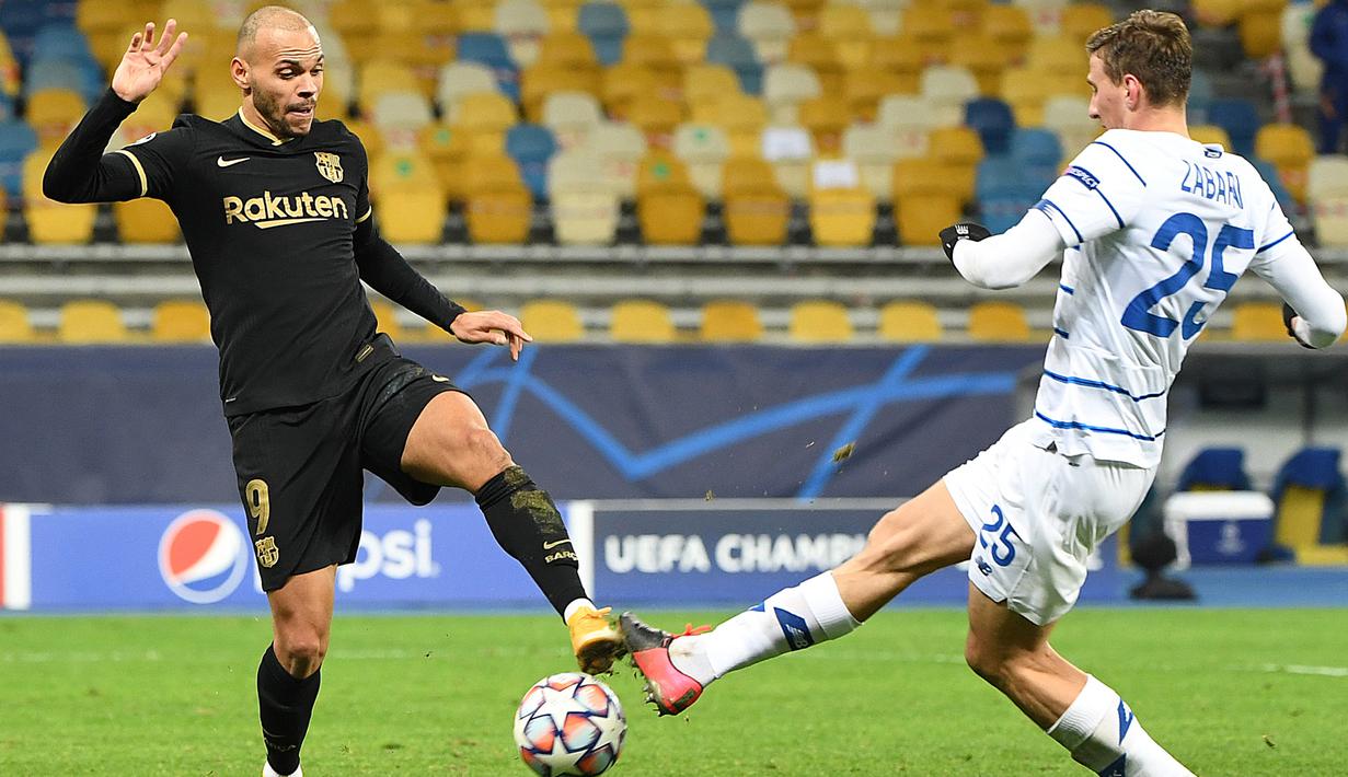 Penyerang Barcelona, Martin Braithwaite, berebut bola dengan bek Dynamo Kiev, Illia Zabarnyi, pada laga Liga Champions di Stadion NSK Olimpiyskiy, Rabu (25/11/2020) dini hari WIB. Barcelona menang 4-0 atas Dynamo Kiev. (AFP/Sergei Supinsky)