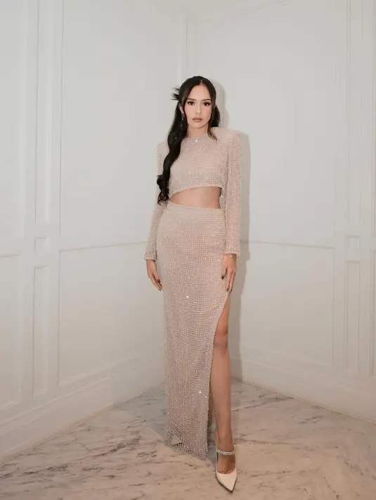 Menghadiri event fashion, pesona luar biasa Beby Tsabina dibalut rancangan sang desainer. Ia mengenakan sebuah dress lengan panjang dengan detail cut out di bagian depan dan high slit setinggi paha. [Foto: Instagram/bebytsabina]