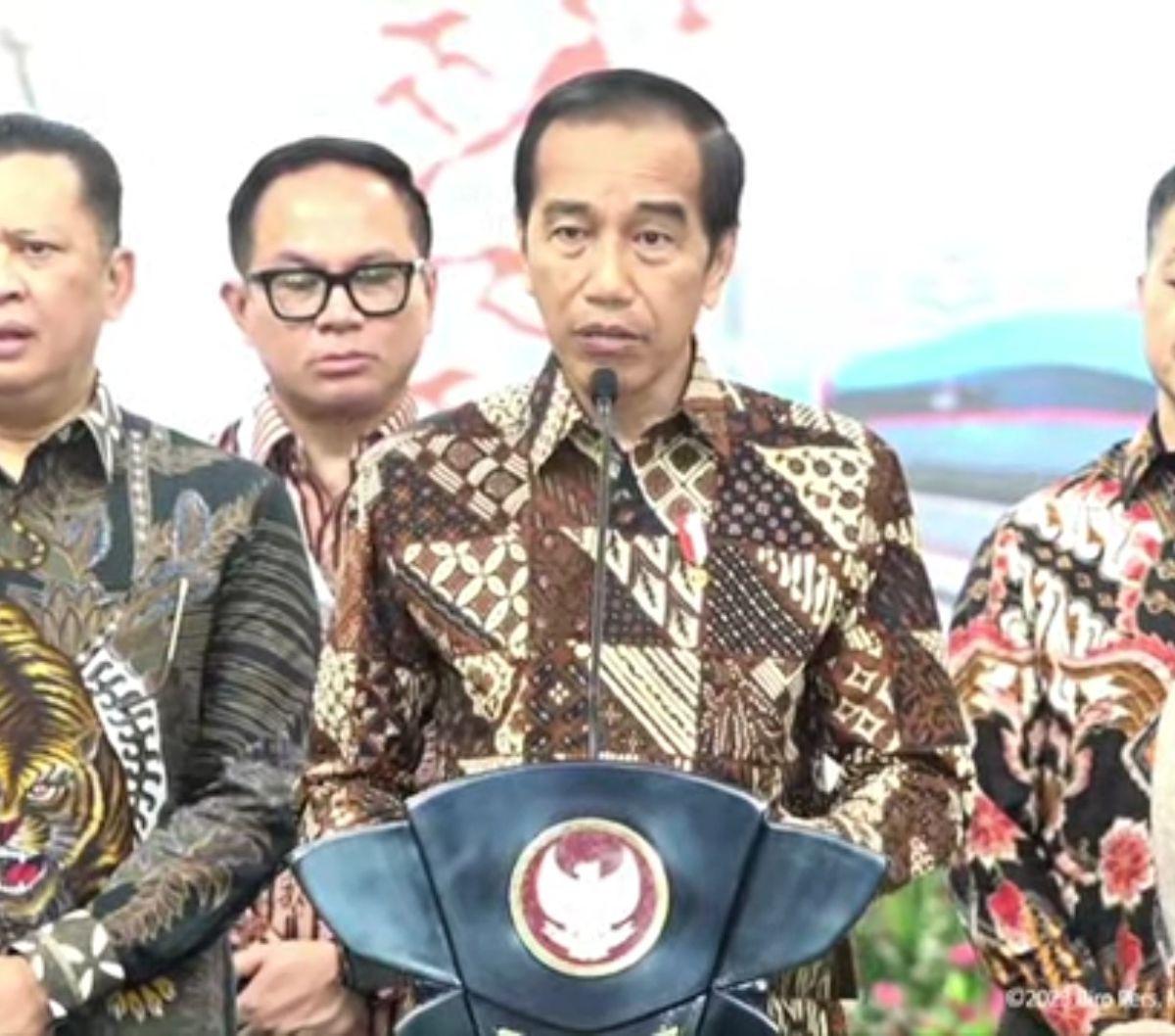 "Semuanya serba baru dan kita tidak boleh takut belajar, dan mencoba coba hal hal baru," ucap Jokowi.<br>
