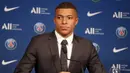 Striker Paris Saint-Germain (PSG) Kylian Mbappe saat konferensi pers di Stadion Paris des Princes, Paris, Prancis, 23 Mei 2022. Keputusan Kylian Mbappe menolak Real Madrid dan berkomitmen untuk PSG selama tiga musim lagi menandai dimulainya proyek pembangunan klub juara Liga Prancis tersebut. (AP Photo/Michel Spingler)