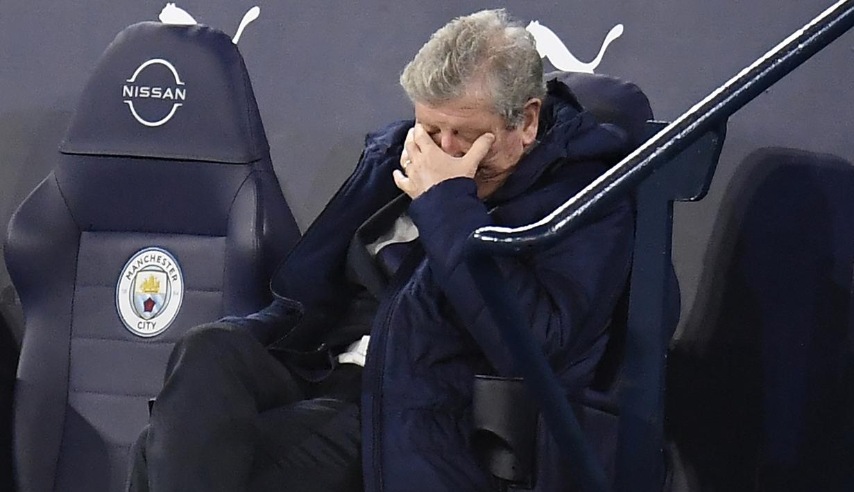Manajer tim Crystal Palace, Roy Hodgson tampak kecewa dengan penampilan timnya melawan Manchester City dalam laga lanjutan Liga Inggris 2020/21 di Etihad Stadium, Minggu (17/1/2021). Crystal Palace kalah 0-4 dari Manchester City. (AFP/Peter Powell/Pool)