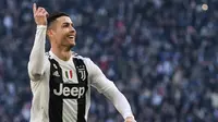 Striker Juventus, Cristiano Ronaldo, melakukan selebrasi usai membobol gawang Sampdoria pada laga Serie A di Stadion Allianz, Turin, Sabtu (29/12). (AFP/Marco Bertorello)