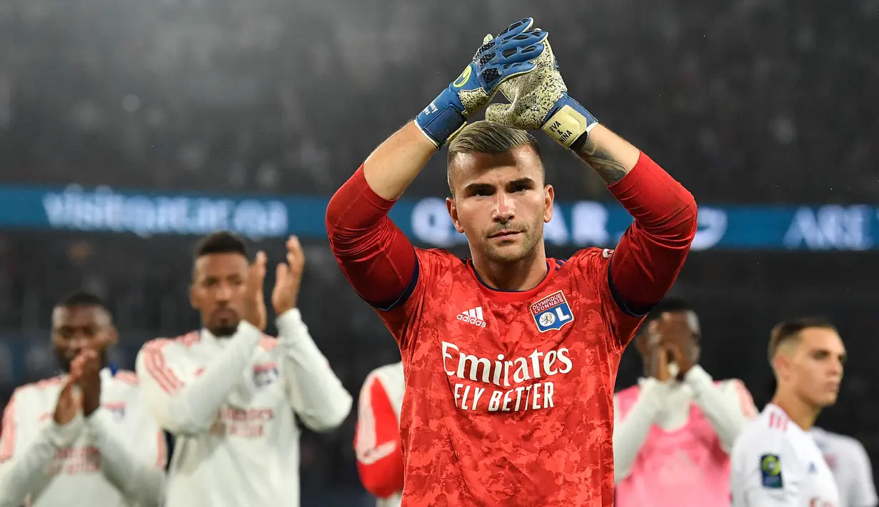 Anthony Lopes. Kiper berusia 31 tahun yang telah 10 musim memperkuat Lyon ini langsung menjadi pilihan utama di musim keduanya pada 2013/2014 hingga kini. Namun bersama Timnas Portugal yang telah 14 kali dibelanya, ia hanya jadi pilihan kedua di bawah kiper AS Roma, Rui Patricio. (AFP/Alain Jocard)