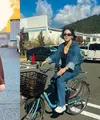 Sissy Prescillia menikmati liburan di Jepang bersama sang suami, Rifat Sungkar. Gaya chic casual-nya membuat pemeran Milly itu punya vibes ala Drew Barrymore. Seperti apa potretnya? [@sysiio]