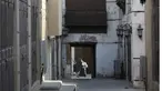 Orang-orang berjalan di Kota Tua bersejarah Jeddah, Arab Saudi (8/11/2021). Awal mula sejarah keberadaan kota Jeddah ini merupakan pintu masuk ke Makkah dan Madinah. (AP Photo/Amr Nabil)