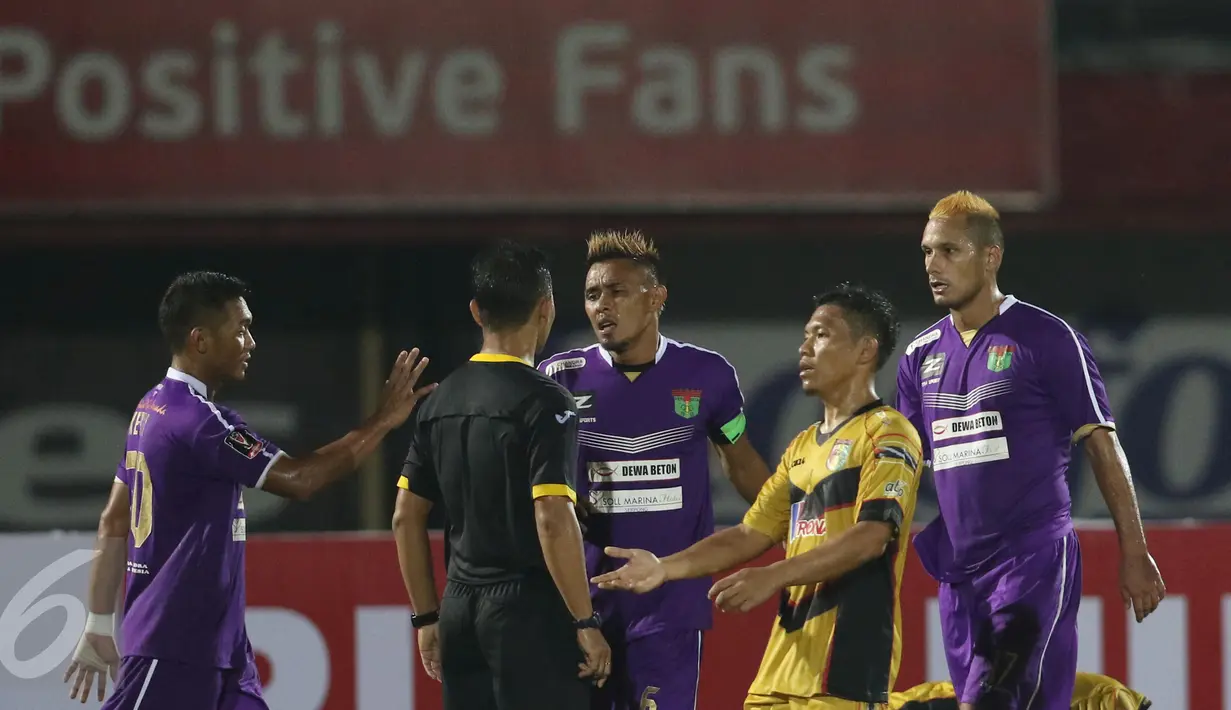 Kapten Persita, Maman Abdurahman (ketiga kiri) melakukan protes saat laga melawan Mitra Kukar di turnamen Piala Presiden 2015 di Stadion I Wayan Dipta, Gianyar, Bali, Minggu (30/8). Mitra Kukar menahan imbang Persita 0-0. (Liputan6.com/helmi Fithriansyah)