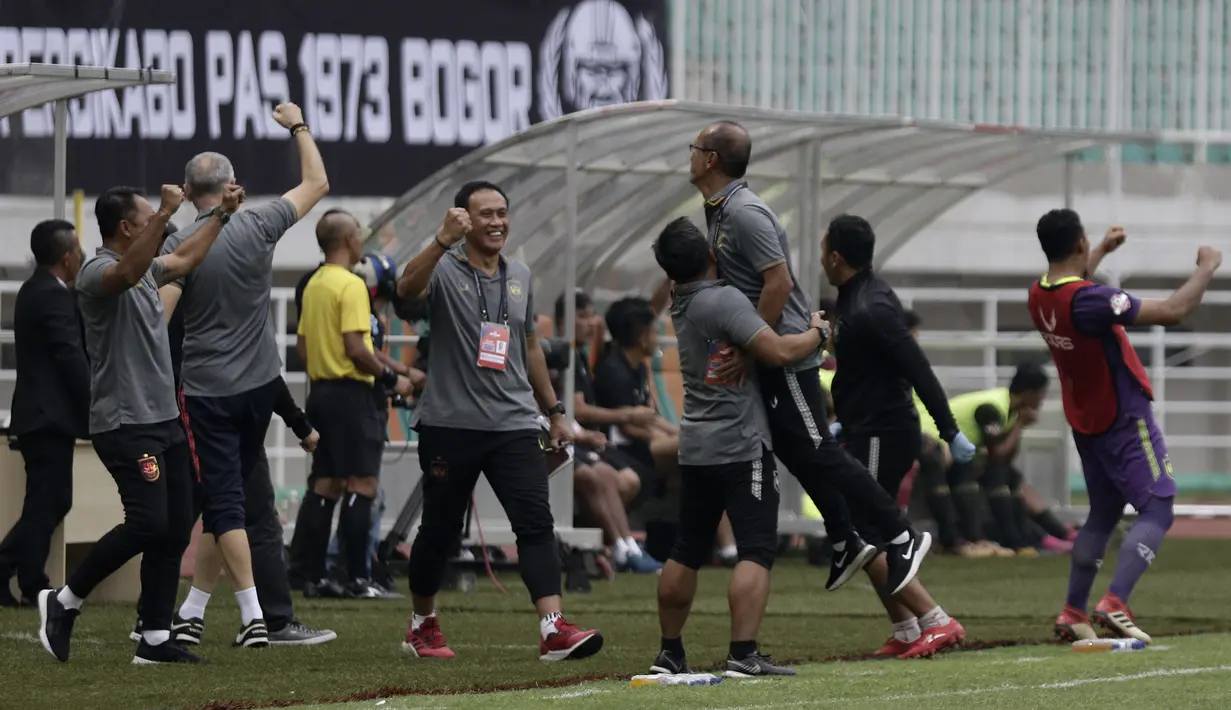 Official PSIS Semarang merayakan gol yang dicetak Komarudin ke gawang Tira Persikabo pada laga Shopee Liga 1 di Stadion Pakansari, Bogor, Jumat (22/11). PSIS menang 2-1 atas Tira Persikabo. (Bola.com/Yoppy Renato)