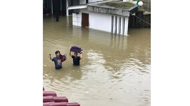 Potret 5 Seleb Berani Terjang Banjir, Ada yang Demi Berangkat Kerja
