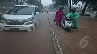 Sejumlah kendaraan mogok akibat nekat menerobos banjir yang menggenangi jalan Letjen Suprapto Cempaka Putih, Jakarta, Senin (9/2/2015). (Liputan6.com/Herman Zakharia)