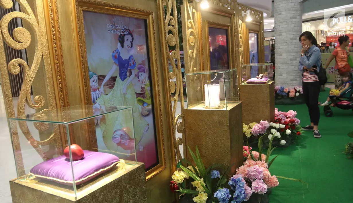 Pengunjung melihat-lihat pameran dalam acara "Dream Big, Princess" di Lippo Mall Puri, Jakarta, Kamis (5/7). (Liputan6.com/Arya Manggala)