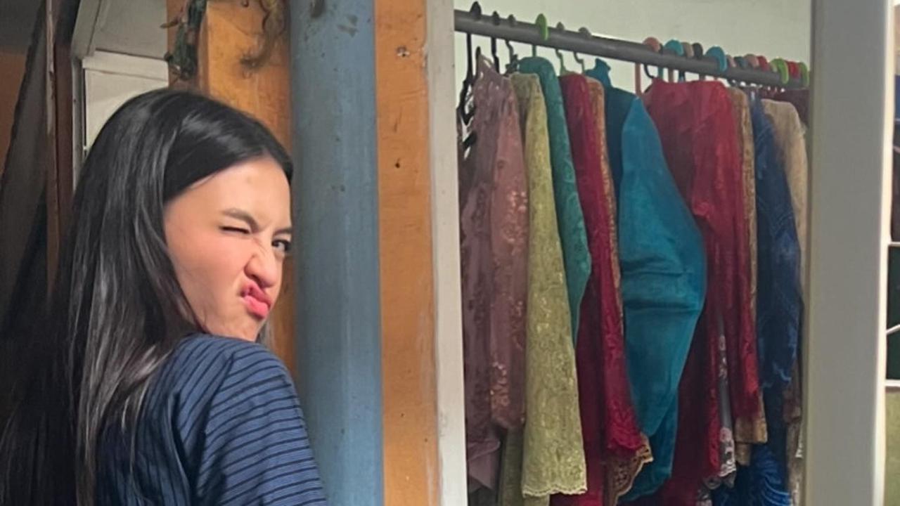 Meski Tajir Melintir, Potret Raline Shah Pilih Belanja Kain Batik di Pasar Tradisional