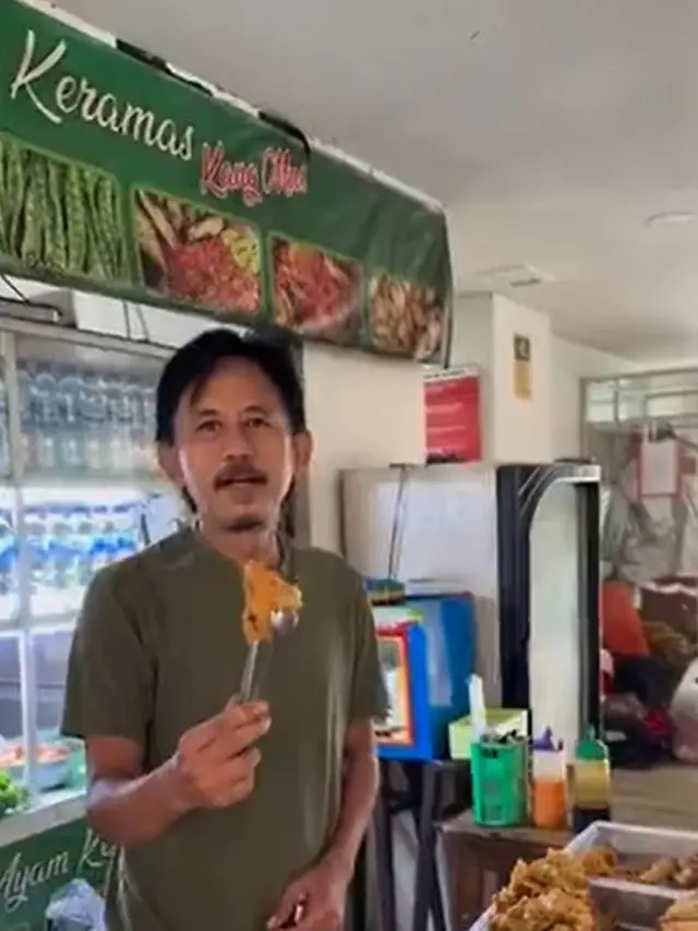 Potret Epy Kusnandar yang sedang berjualan (Instagram/karinaranau9 dan Instagram/epy_kusnandar_official)